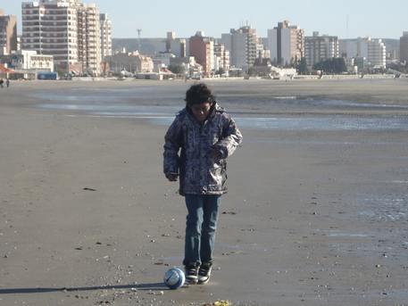 playa y futbol